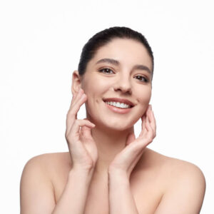 foto de una mujer sonriente tocando sus mejillas