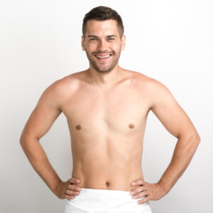 Hombre con el torso depilado