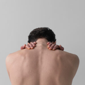 hombre de espaldas agarrándose el cuello